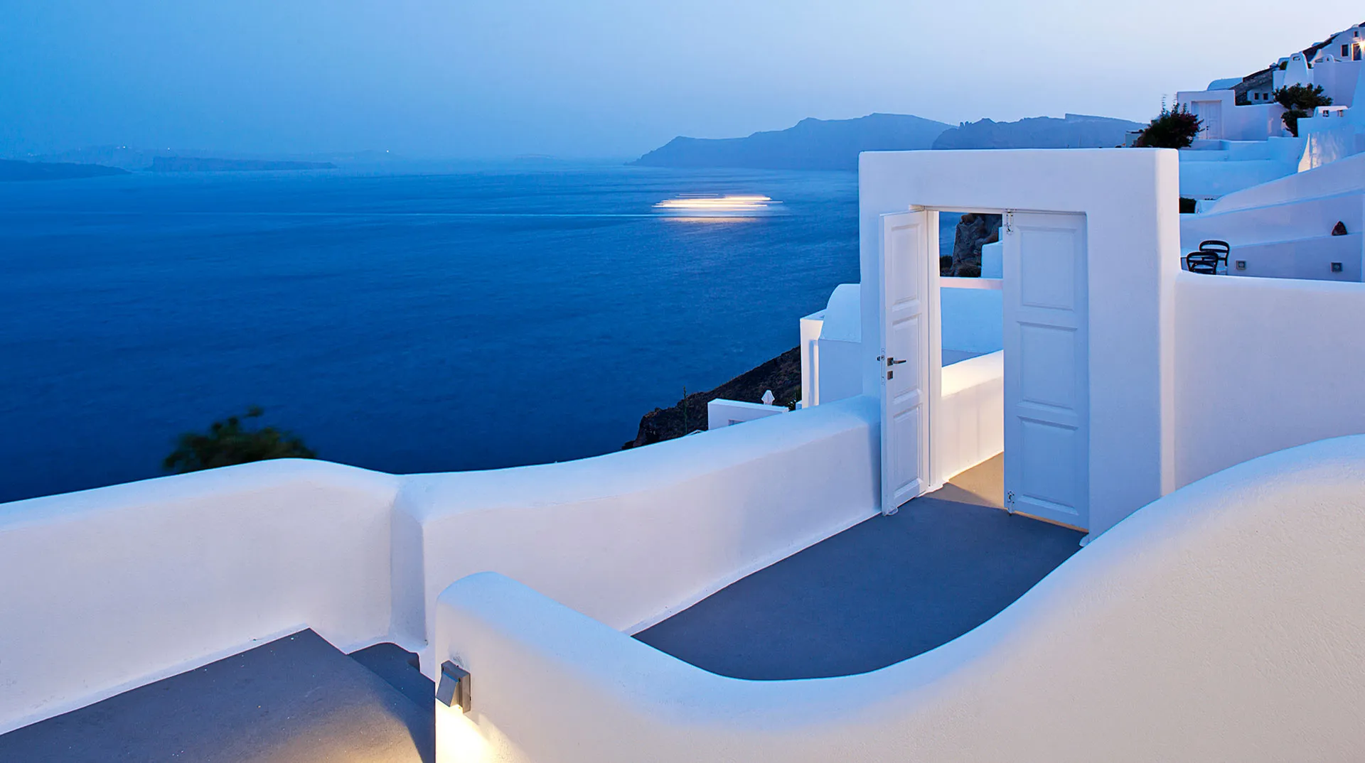 /img/7704-santorini-couple-travel.webp