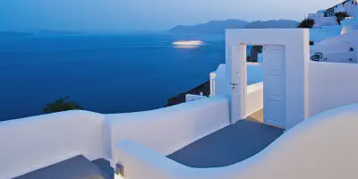 /img/7704-santorini-couple-travel.webp