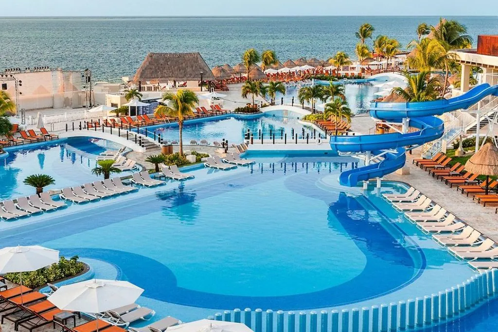 /img/7706-cancun-honeymoon-resort-cocktail.webp