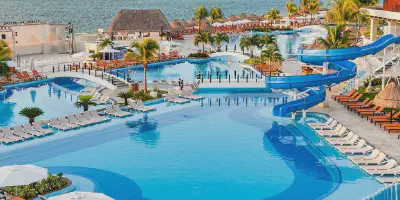 /img/7706-cancun-honeymoon-resort-cocktail.webp