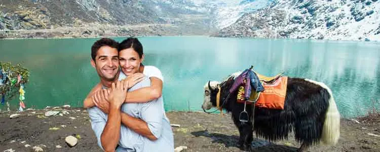 /img/7707-darjeeling-honeymoon-couple.webp