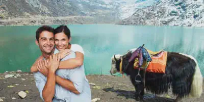 /img/7707-darjeeling-honeymoon-couple.webp