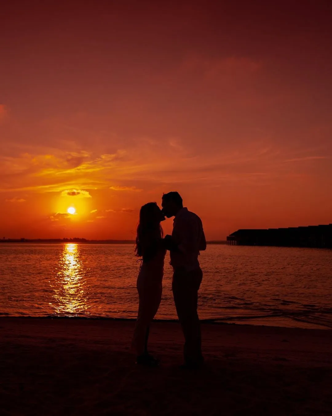 7732 maldives honeymoon couple packing