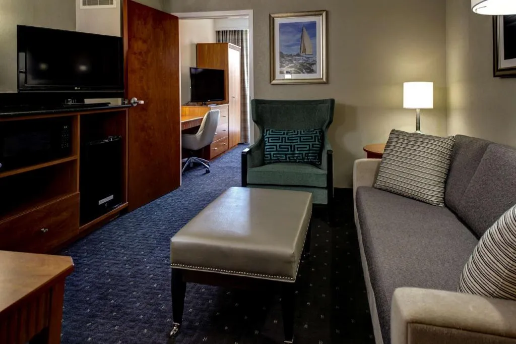 7733 williamsburg couple in suite