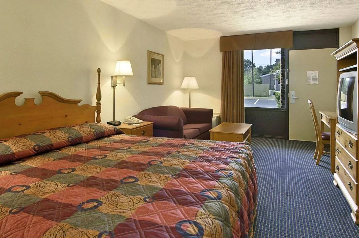 7733 williamsburg honeymoon suite exterior