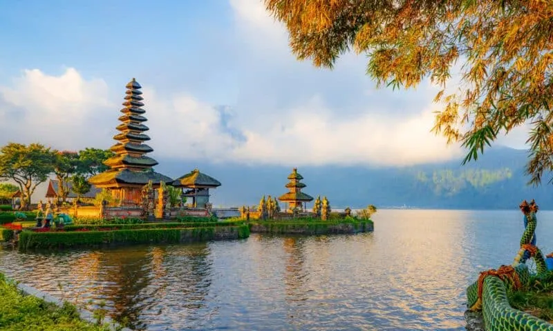 /img/7789-bali-honeymoon-couple.webp