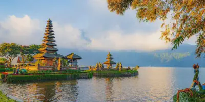 /img/7789-bali-honeymoon-couple.webp