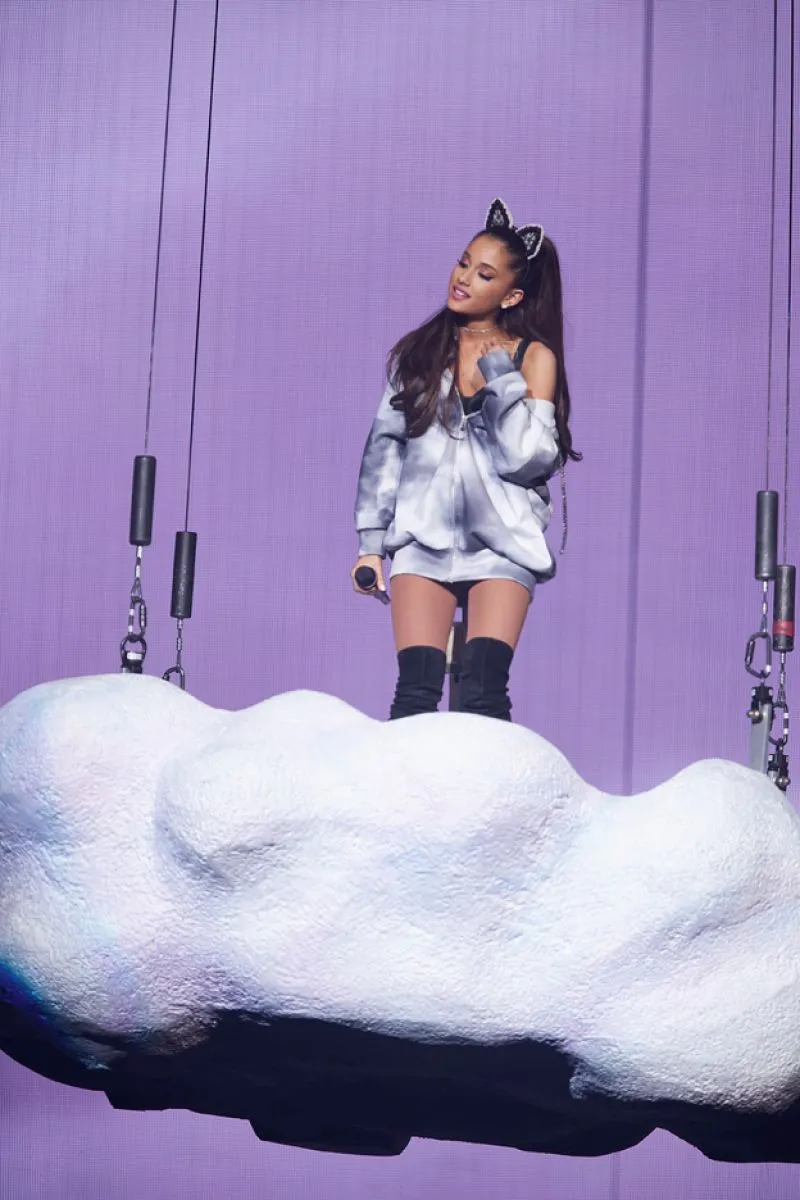 /img/7802-ariana-grande-honeymoon-tour-fashion.webp
