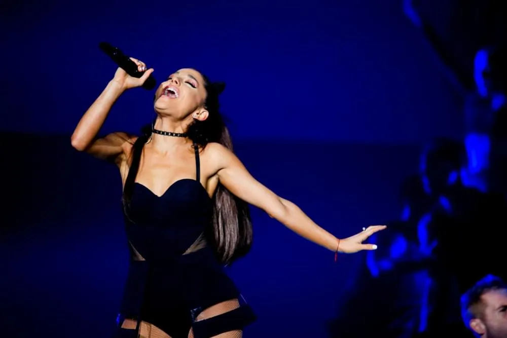 7802 ariana grande honeymoon tour lights