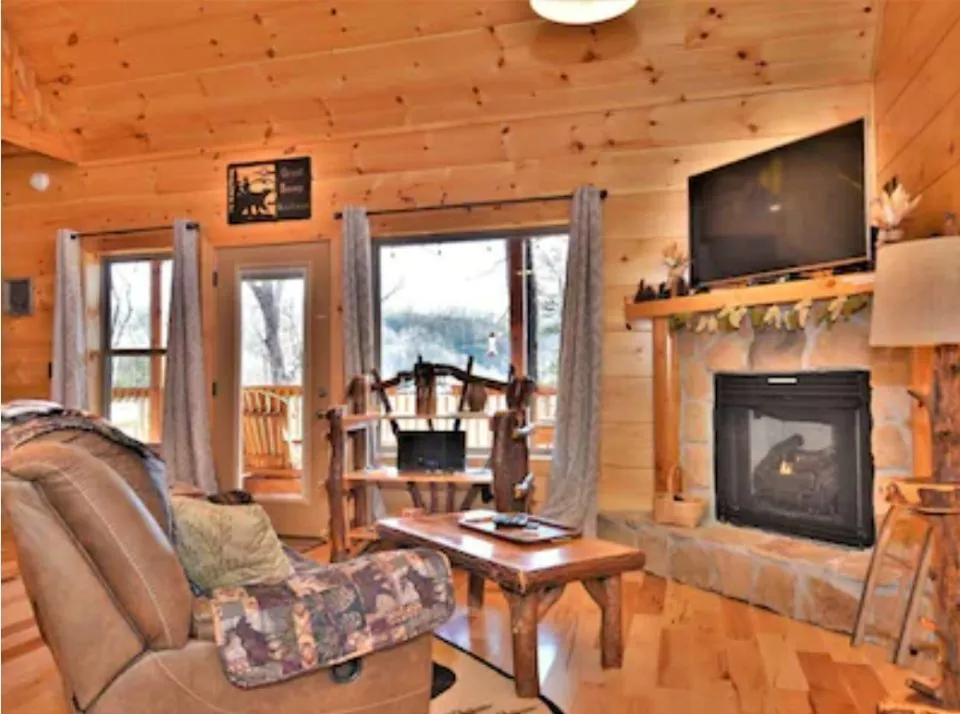 /img/7810-gatlinburg-cabin-amenities.webp