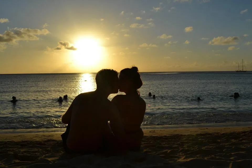 /img/7825-honeymoon-photo-sharing.webp