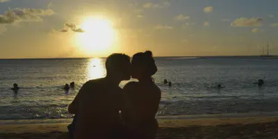 /img/7825-honeymoon-photo-sharing.webp