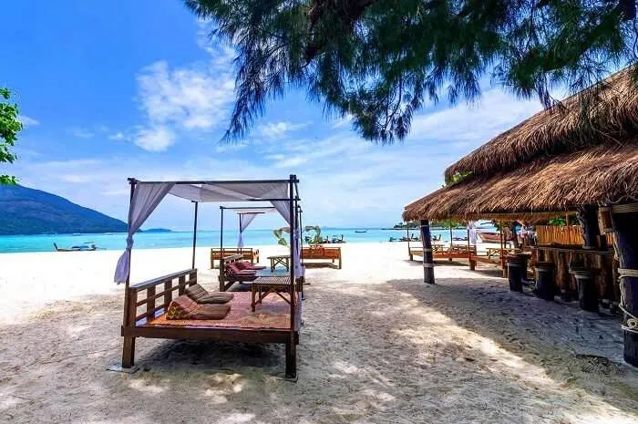 7847 couple on thai beach
