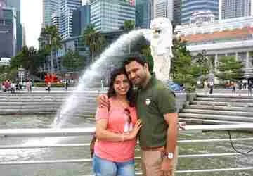 /img/7851-singapore-honeymoon-couple.webp
