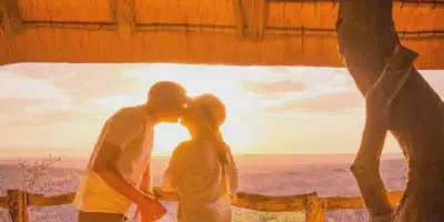 /img/7853-honeymoon-couple-travel.webp