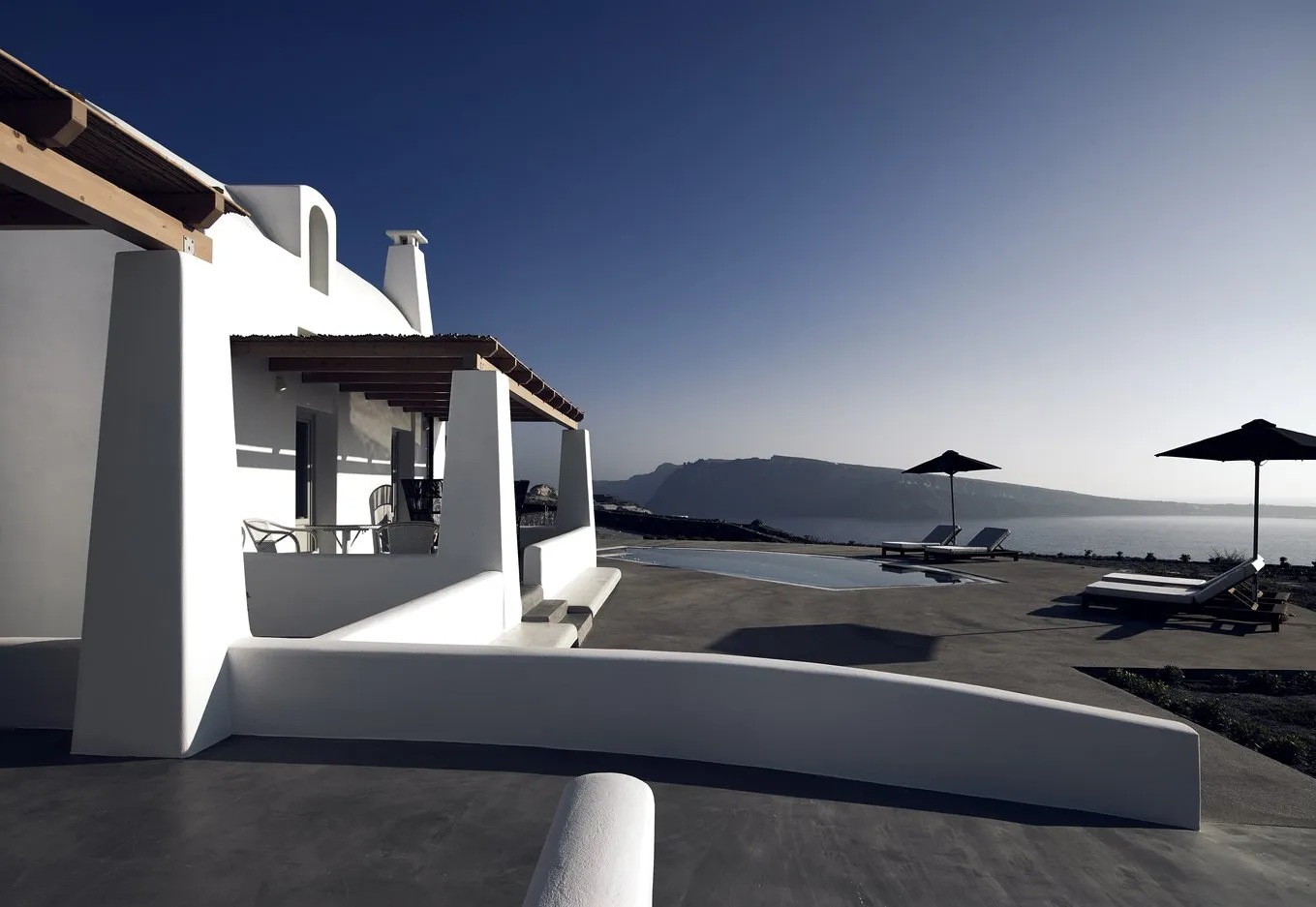 /img/7857-santorini-villa-pool.webp