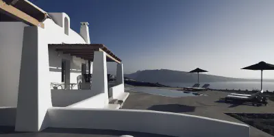 /img/7857-santorini-villa-pool.webp