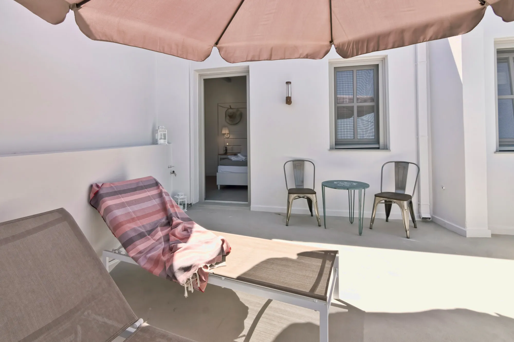 /img/7886-couple-in-honeymoon-suite.webp