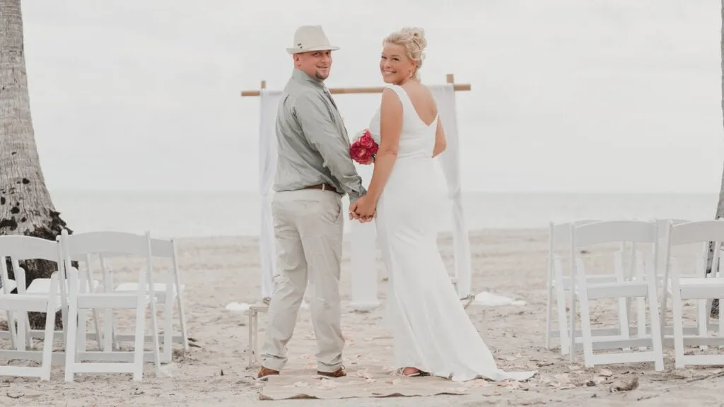 /img/7892-miami-beach-honeymoon-couple.webp