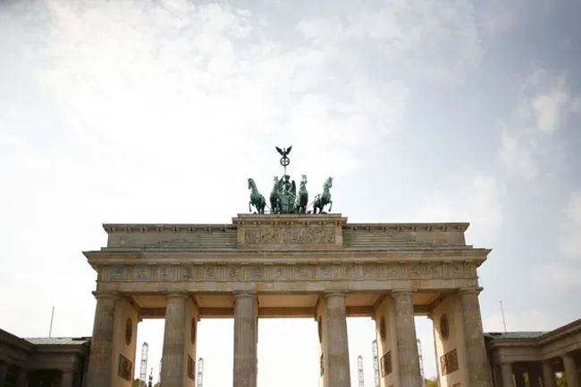 7905 brandenburg gate couple