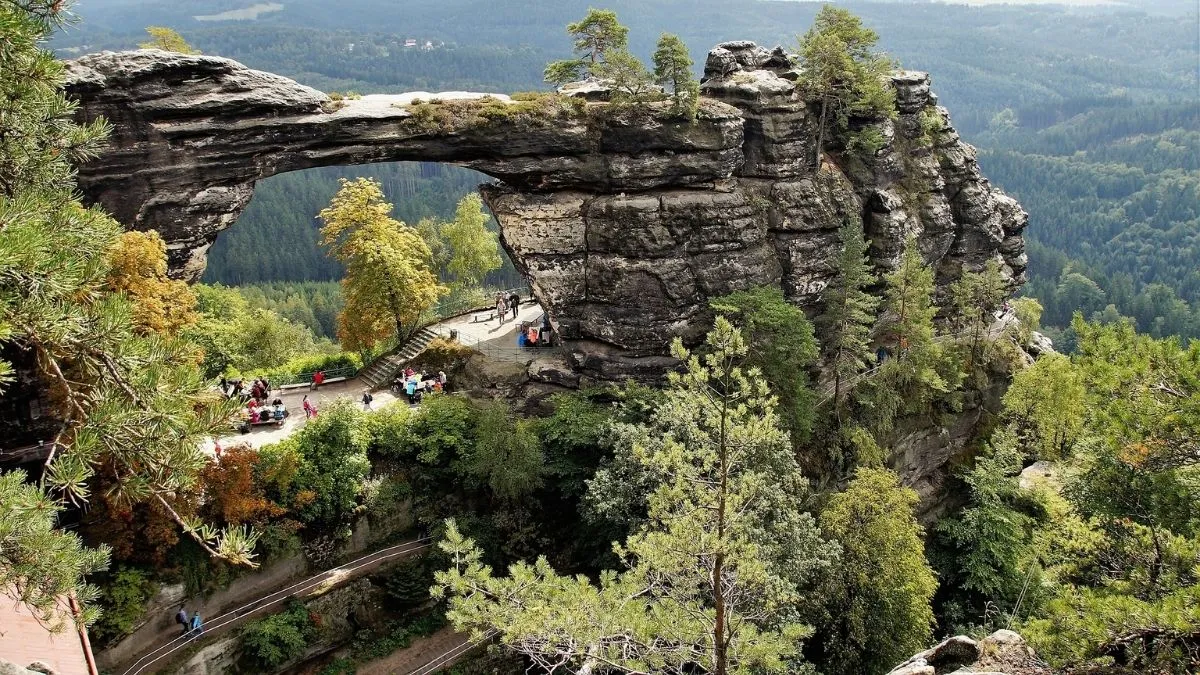 /img/7912-switzerland-honeymoon-couple.webp