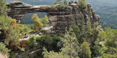 /img/7912-switzerland-honeymoon-couple.webp