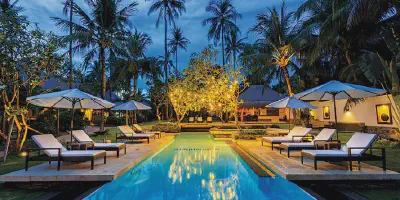 /img/7948-resort-pool.webp