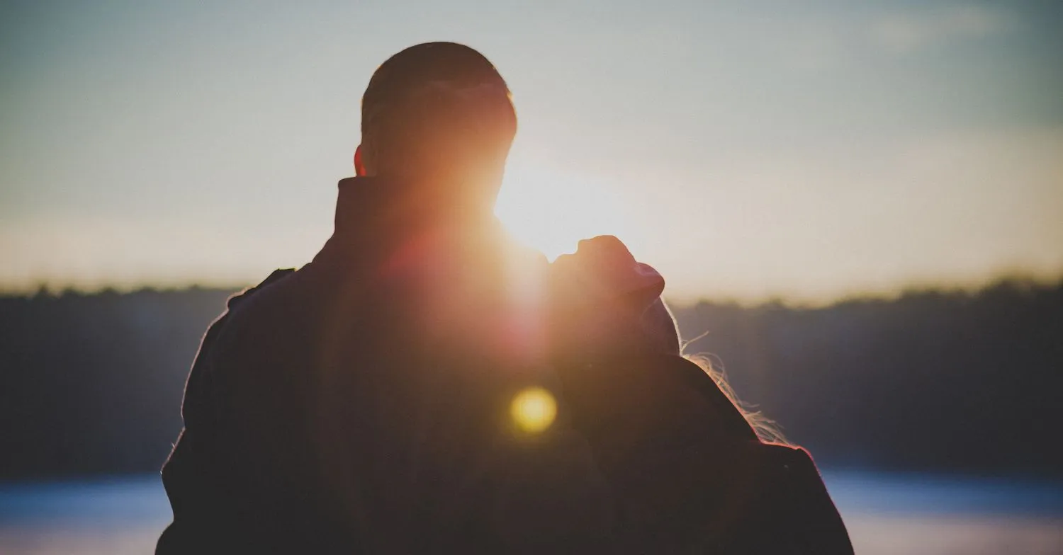 7957 couple holding hands