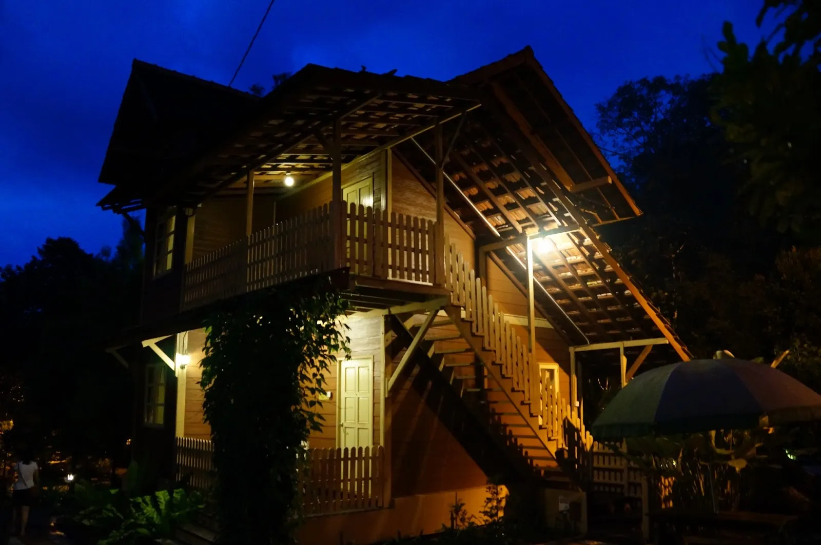 /img/7960-sentosa-villa-exterior.webp