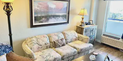 /img/7965-loop-inn-honeymoon-suite-couple.webp
