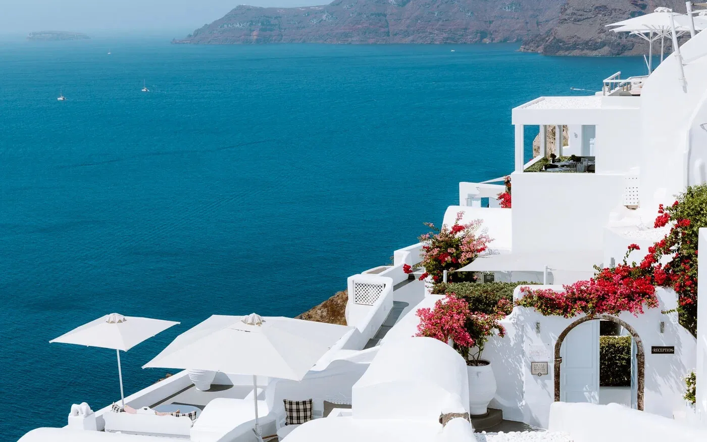 /img/7973-santorini-honeymoon-advice.webp