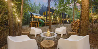 /img/7975-broken-bow-cabin-interior.webp