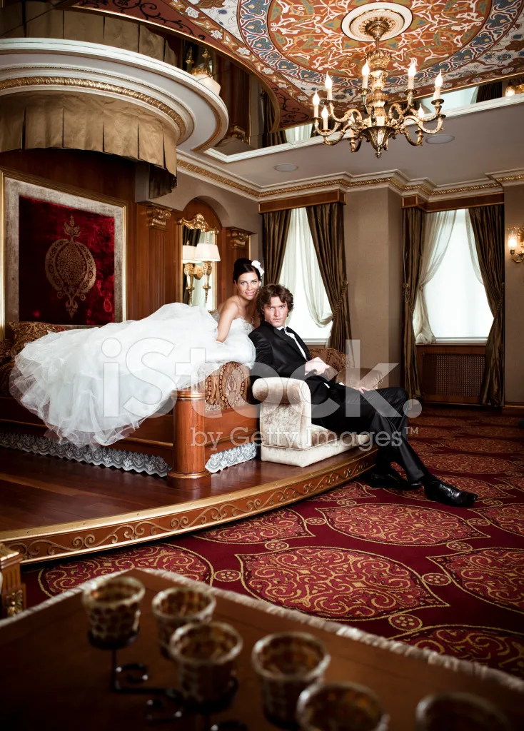 /img/7986-couple-planning-honeymoon.webp