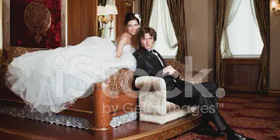 /img/7986-couple-planning-honeymoon.webp