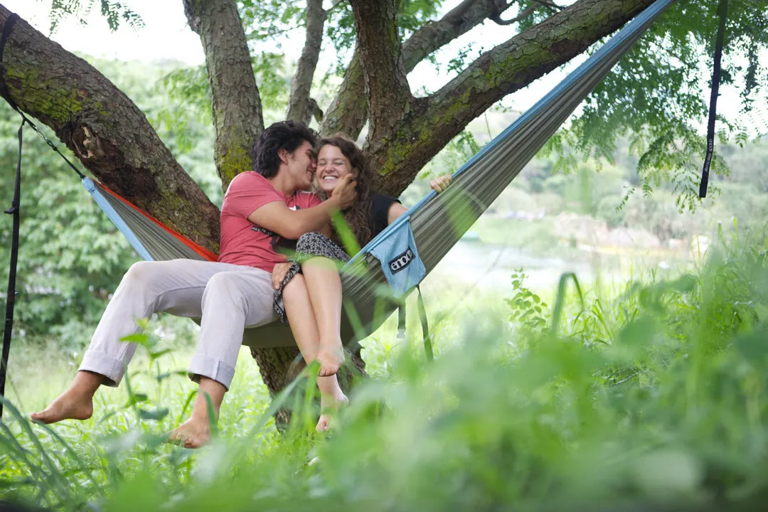 7991 hiking camping couple