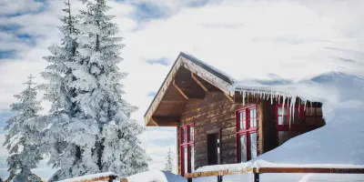 /img/7995-couple-skiing.webp