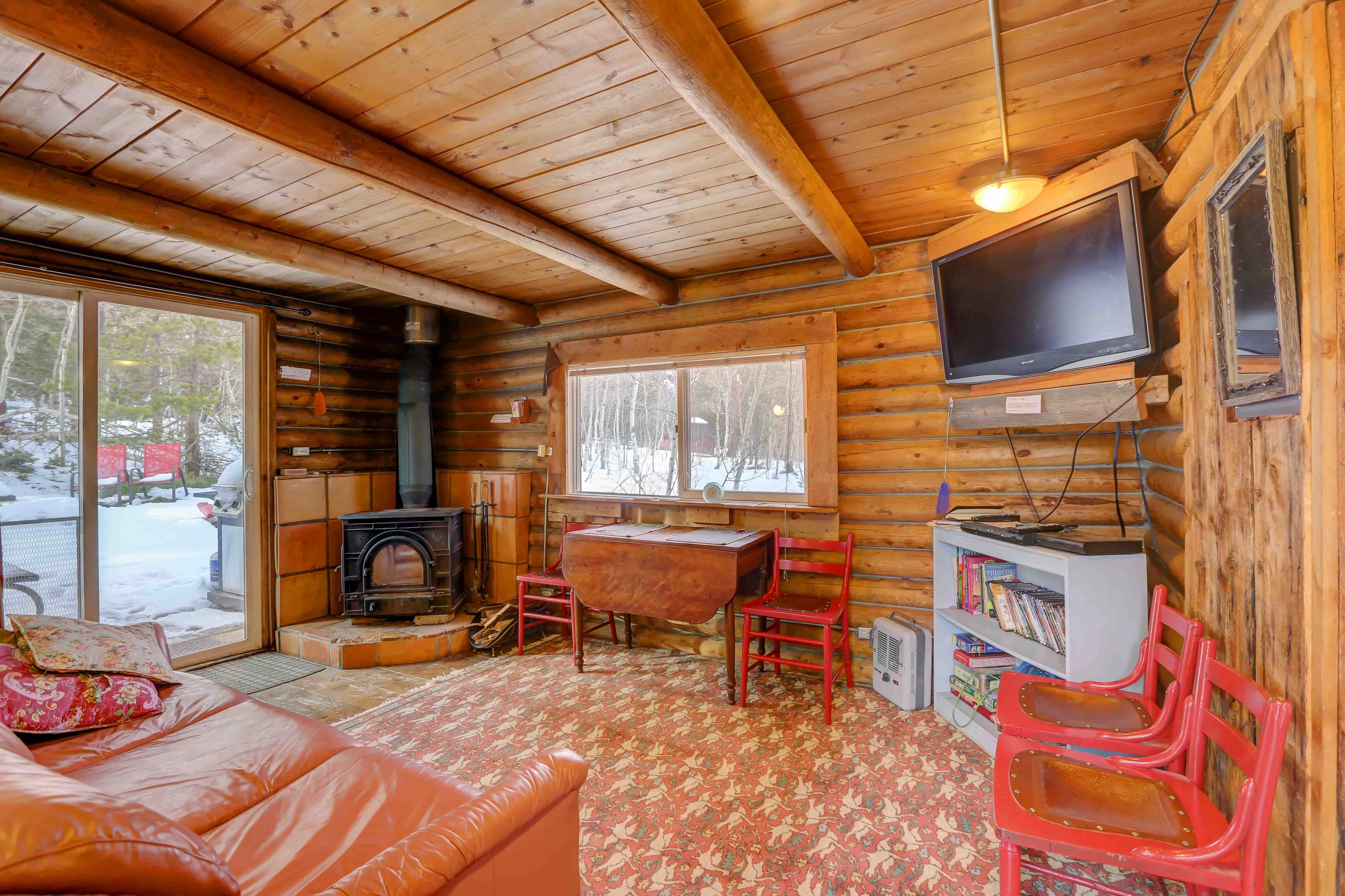 /img/8000-cabin-activities.webp