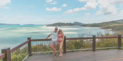 /img/8008-whitsundays-honeymoon-couple.webp