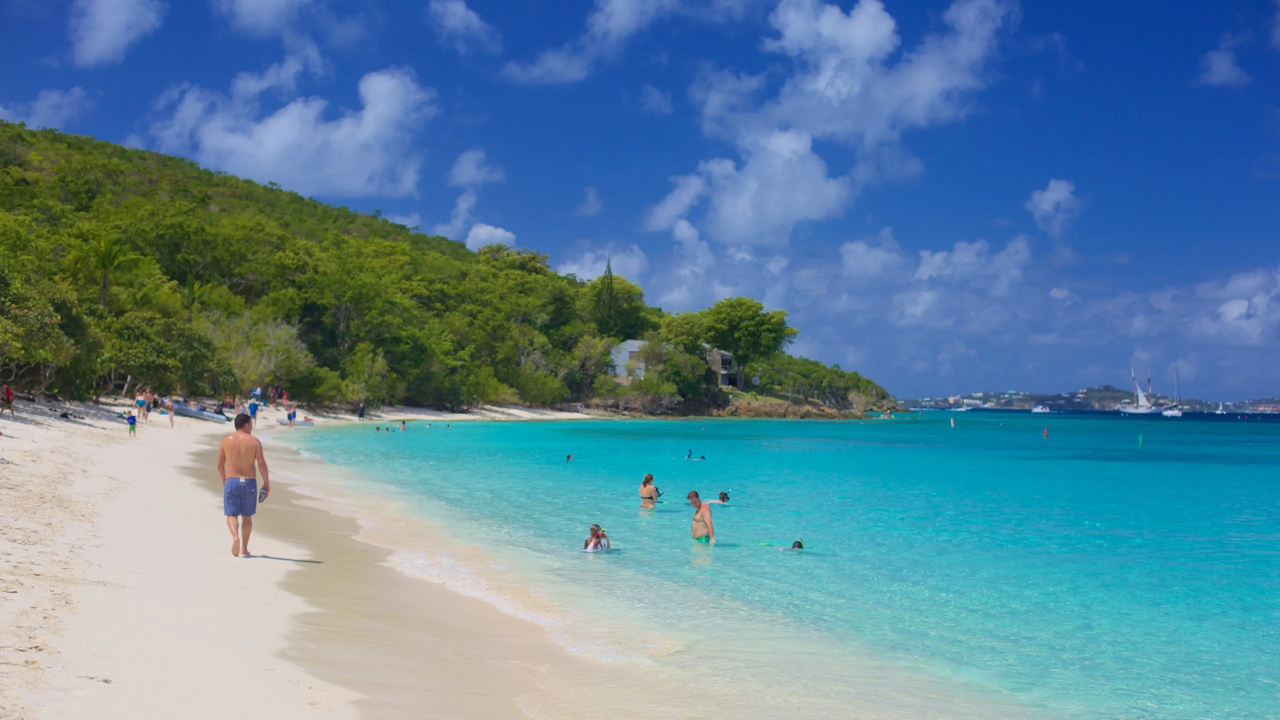 /img/8018-beach-honeymoon-hotel-couple.webp