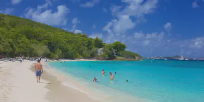 /img/8018-beach-honeymoon-hotel-couple.webp
