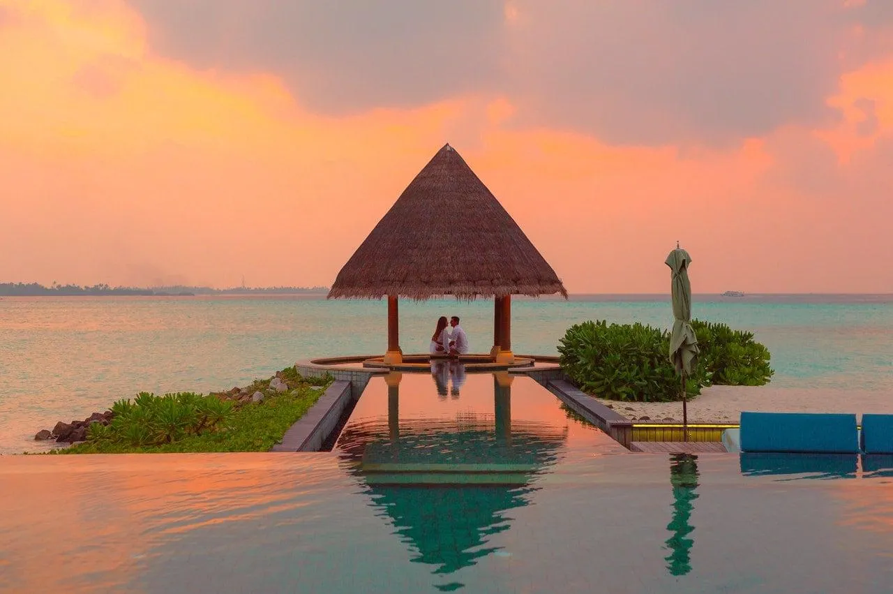 /img/8021-romantic-couple-honeymoon.webp