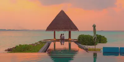 /img/8021-romantic-couple-honeymoon.webp