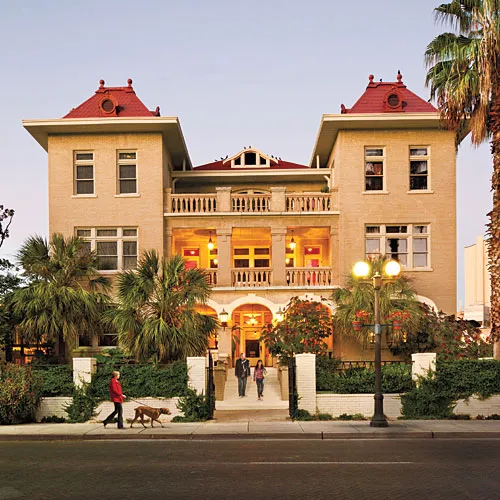 /img/8022-couple-honeymoon.webp
