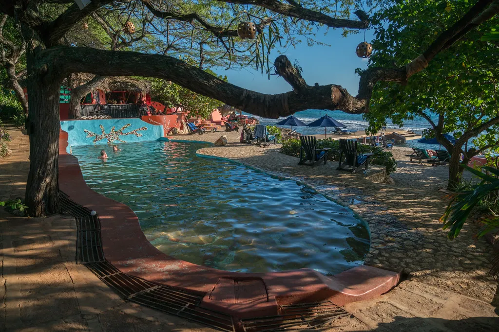 /img/8033-jamaica-couple-beach.webp