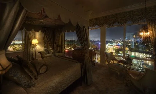 /img/8035-california-honeymoon-suite-amenities.webp