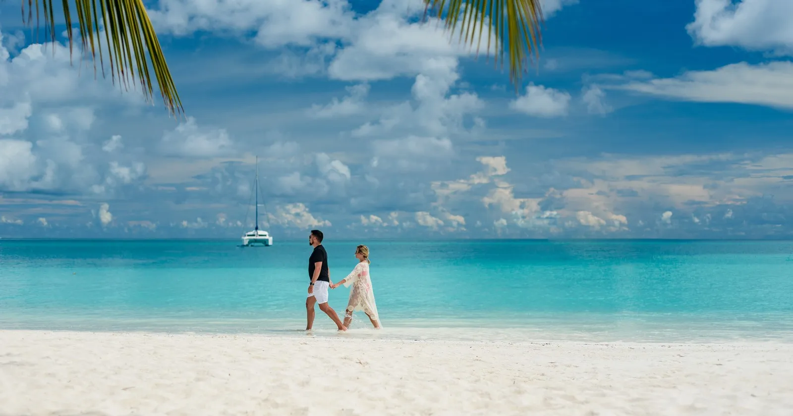 8057 maldives honeymoon island couple snorkeling