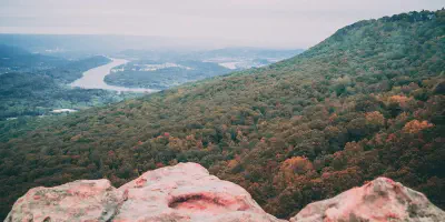 /img/8086-couple-stargazing-tennessee-mountains.webp