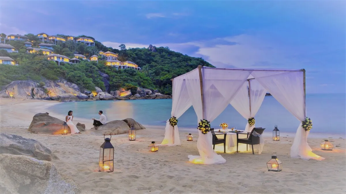 8092 honeymoon couple beach