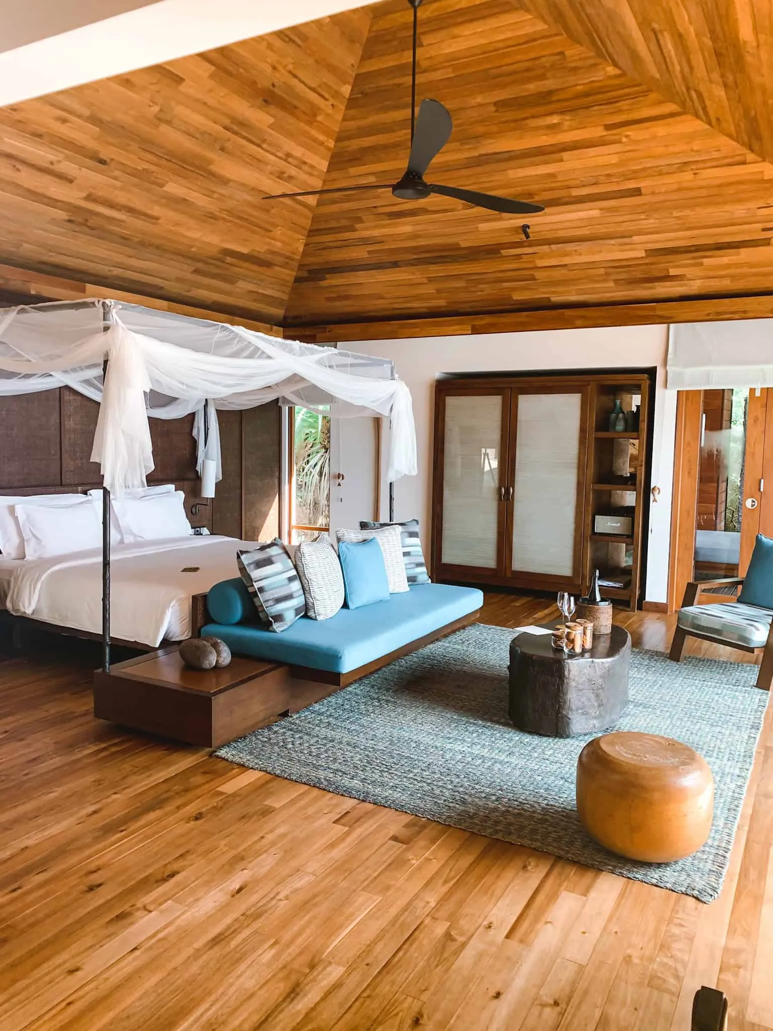 8107 seychelles honeymoon couple